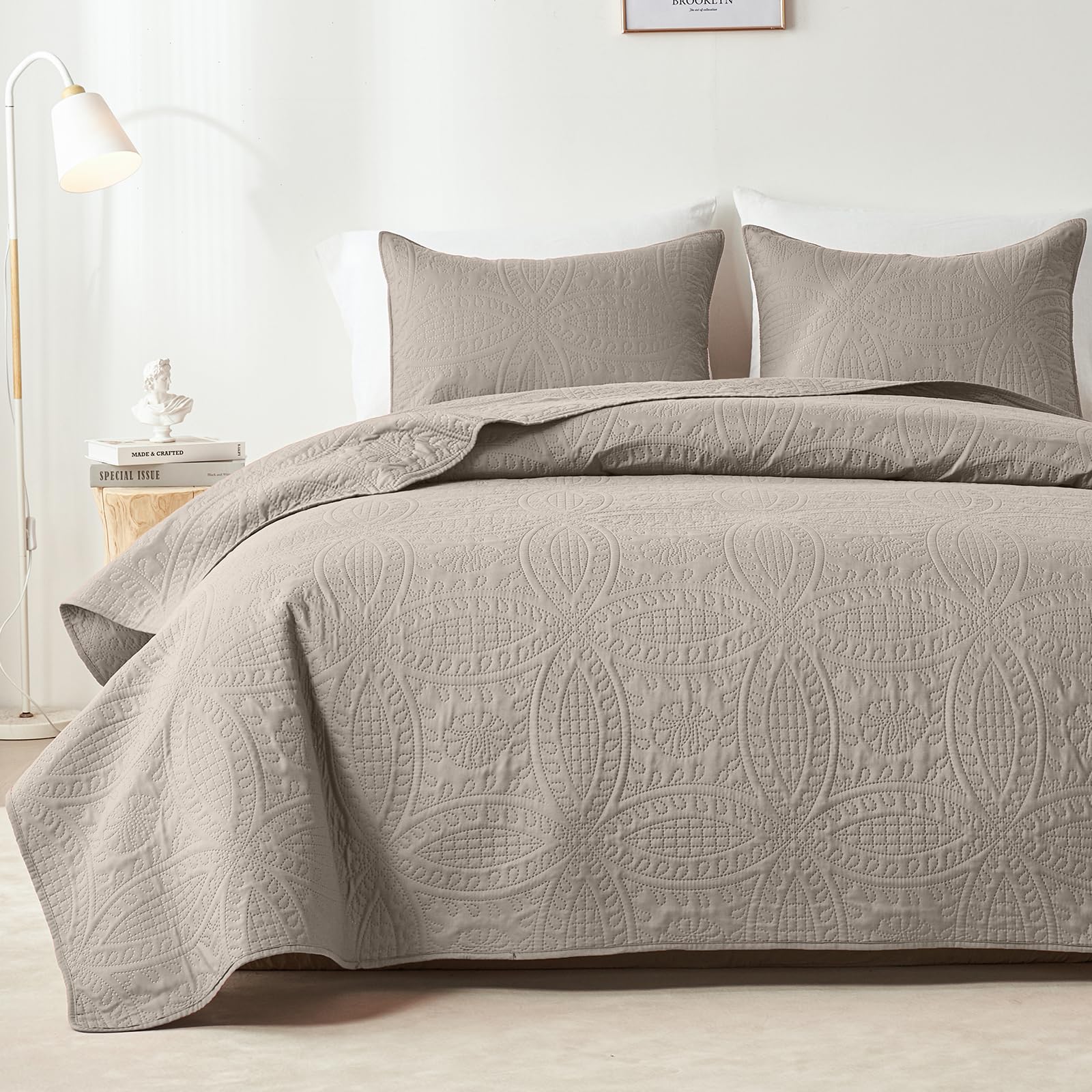 akkialla Queen Quilt Bedding Set,Olive Green Ultrasonic Full/Queen Quilt Set,Lightweight Soft Bedspread Coverlet,Modern Style Coin Pattern Bed Cover for All Seasons,3 Piece(1 Quilt,2 Pillow Shams)